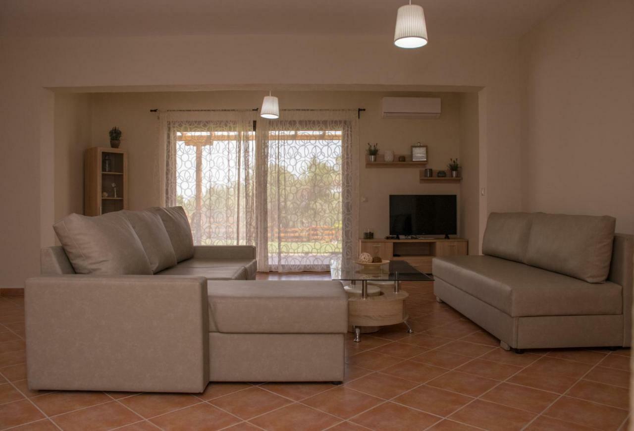 Vila Georgia Siviri Luaran gambar
